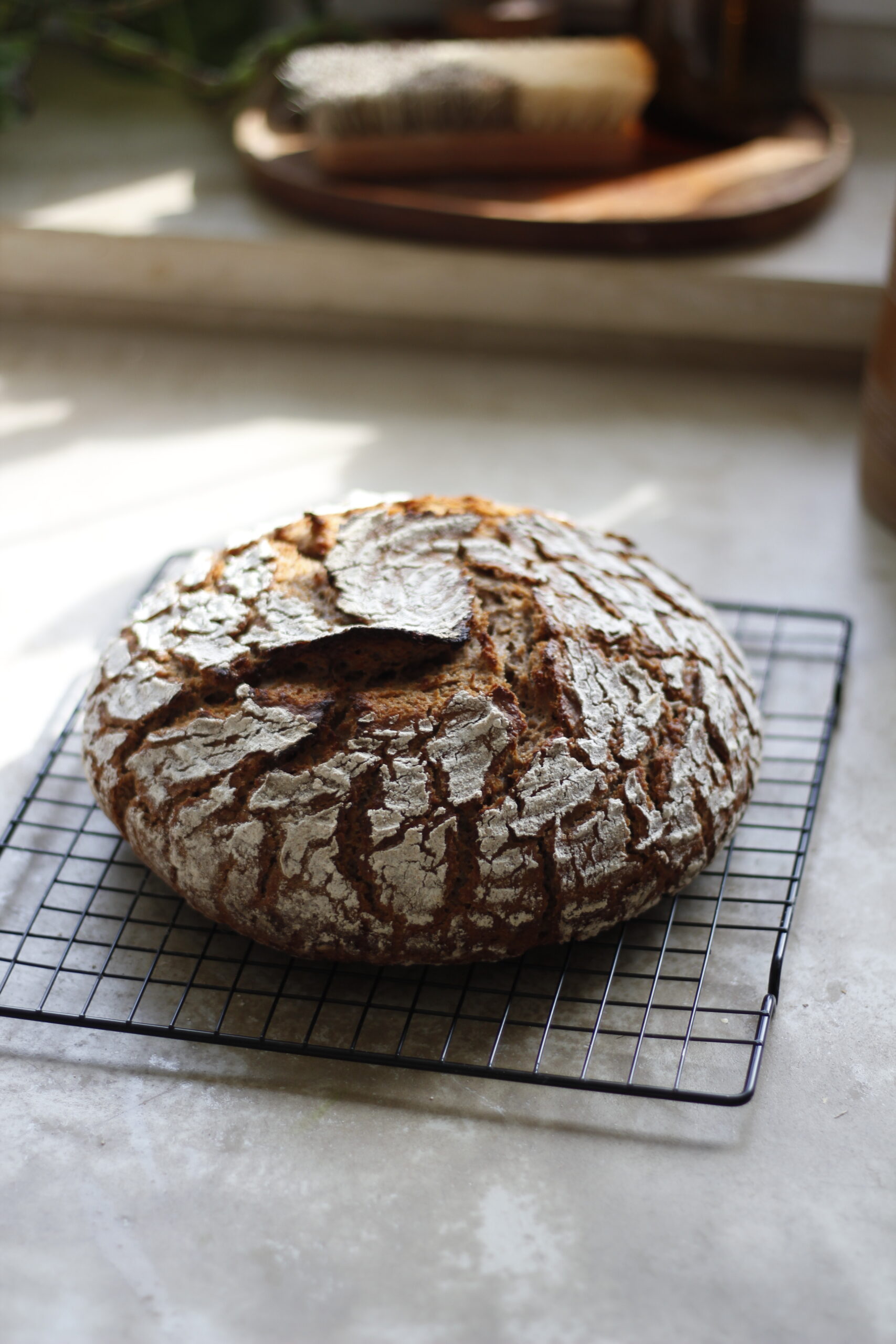 Frisch gebackenes Sauerteigbrot