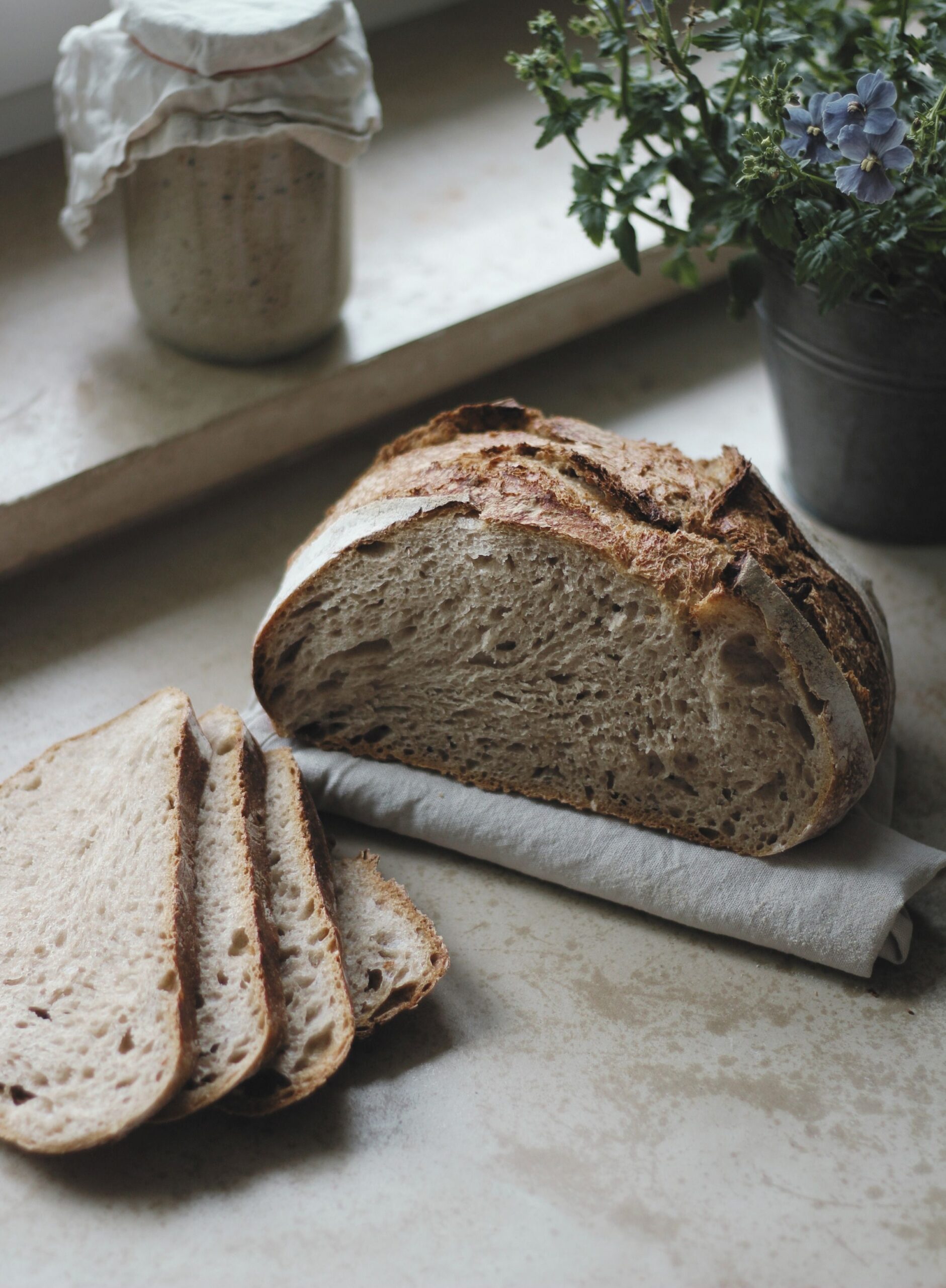 Frisch gebackenes Sauerteigbrot aufgeschnitten